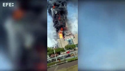 Un espectacular incendio arrasa un rascacielos en el sur de China