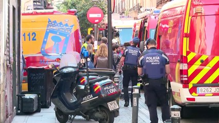 Video herunterladen: Bomberos apagan el fuego del edificio de la explosión en San Ferrer de Malasaña