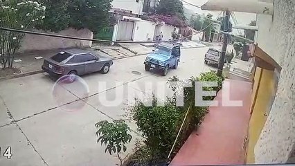 Cámaras captan momento en el que una mujer abandona al bebé tras cargarlo en un yute