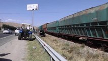Yük treni hafif ticari araca çarptı