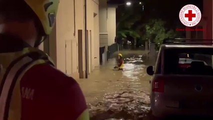 Maltempo nelle Marche, uomini della Croce Rossa mettono in salvo una donna
