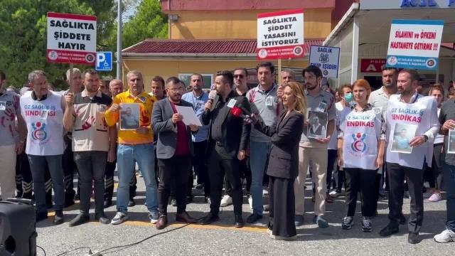 Sağlık Çalışanları, Sağlıkta Şiddeti 'Kanlı Önlük' Giyerek Protesto Etti: Artık Ailelerimizle, Çocuklarımızla Helalleşerek Kurumlarımıza Geliyoruz
