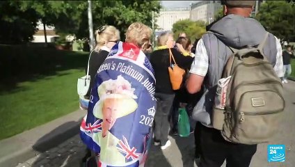 Hommage à Elizabeth II : avant les funérailles, des milliers de personnes patientent pour voir son cercueil