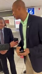 Albert Pujols  a LeonelFernandez en el aeropuerto