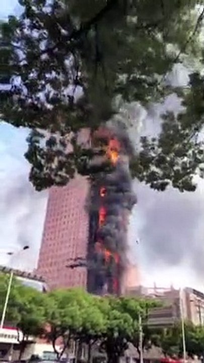 Incêndio consome prédio comercial de 42 andares na China