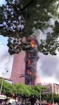 Incêndio consome prédio comercial de 42 andares na China