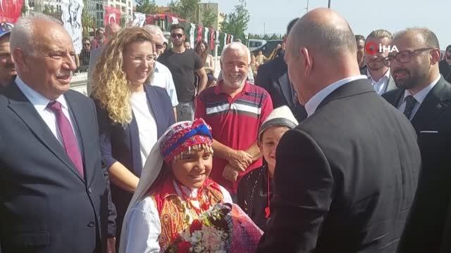 Son dakika haber! Soylu, harçlıklarını sel felaketi yaşayan Pakistan'a bağışlayan öğrencilerle konuştu