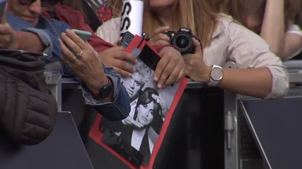 Penélope Cruz levanta pasiones a su llegada al Festival de San Sebastián