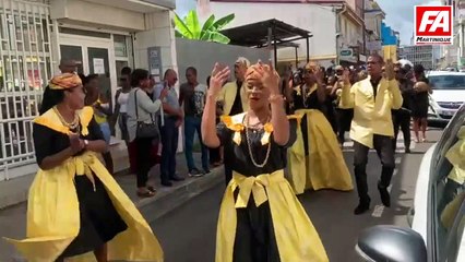 Obsèques dame au parapluie
