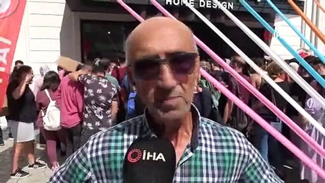 Açılışa özel indirimli ürün satan mağazada skandal olay: Bekçiler, silah zoruyla müşterinin elinden telefonu aldı