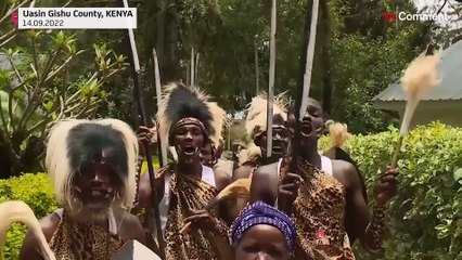 Kalenjin-Kriegerinnen in Kenia singen für Königin Elisabeth
