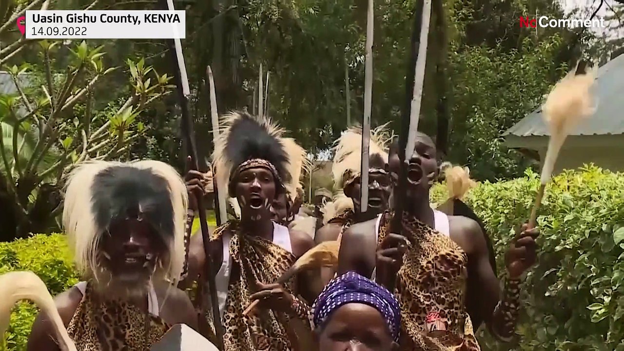 Kalenjin-Kriegerinnen in Kenia singen für Königin Elisabeth