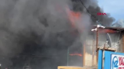 SULTANBEYLİ'DE MOBİLYA İMALATHANESİNDE ÇIKAN YANGIN GERİ DÖNÜŞÜM TESİSİNE SIÇRADI