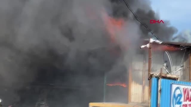 SULTANBEYLİ'DE MOBİLYA İMALATHANESİNDE ÇIKAN YANGIN GERİ DÖNÜŞÜM TESİSİNE SIÇRADI