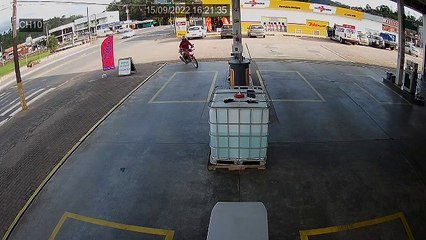 Motociclista vai abastecer e derruba bomba de gasolina em Blumenau