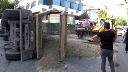Üsküdar'da hafriyat yüklü tır devrildi: 3 araç hasar gördü