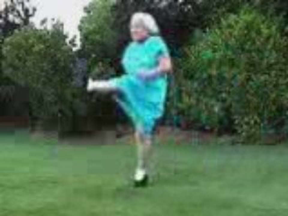 Mamie joue au foot...