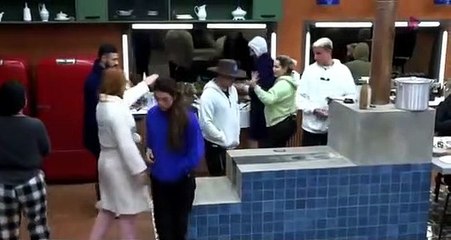 Déborah e Deolane brigam na cozinha de A Fazenda e compram briga de Pétala Barreiros