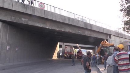 İş makinesi ve konteyner yüklü tır alt geçitte sıkıştı