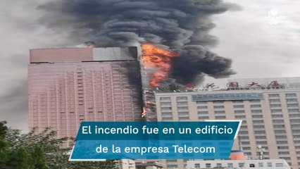 Fuerte incendio arrasa un rascacielos en el sur de China
