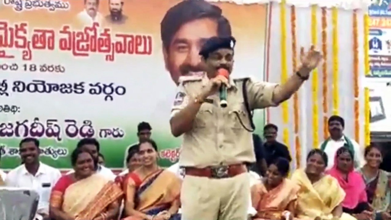 ఒక గౌరవ ఎస్పీ హోదాలో ఉండి ఇలా ఒక రాజకీయ వ్యక్తికి జై కొట్టడం అది కూడా యూనిఫామ్ లో ఉండి, ఆ ఖాకీ డ్రెస్ కి అవమానం.!!