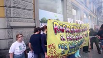 Milano, manifestazione Collettivi davanti alla sede Eni di corso Buenos Aires