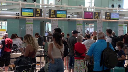 Largas colas en el aeropuerto del Prat durante la operación salida de agosto