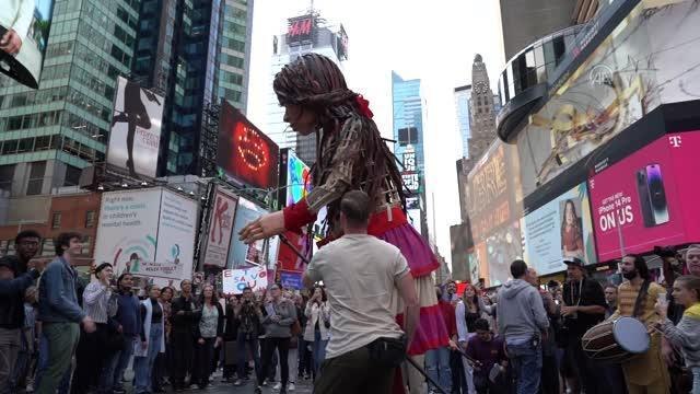 Suriyeli çocukların sesini dünyaya duyuran 3,5 metrelik Küçük Emel New York'ta