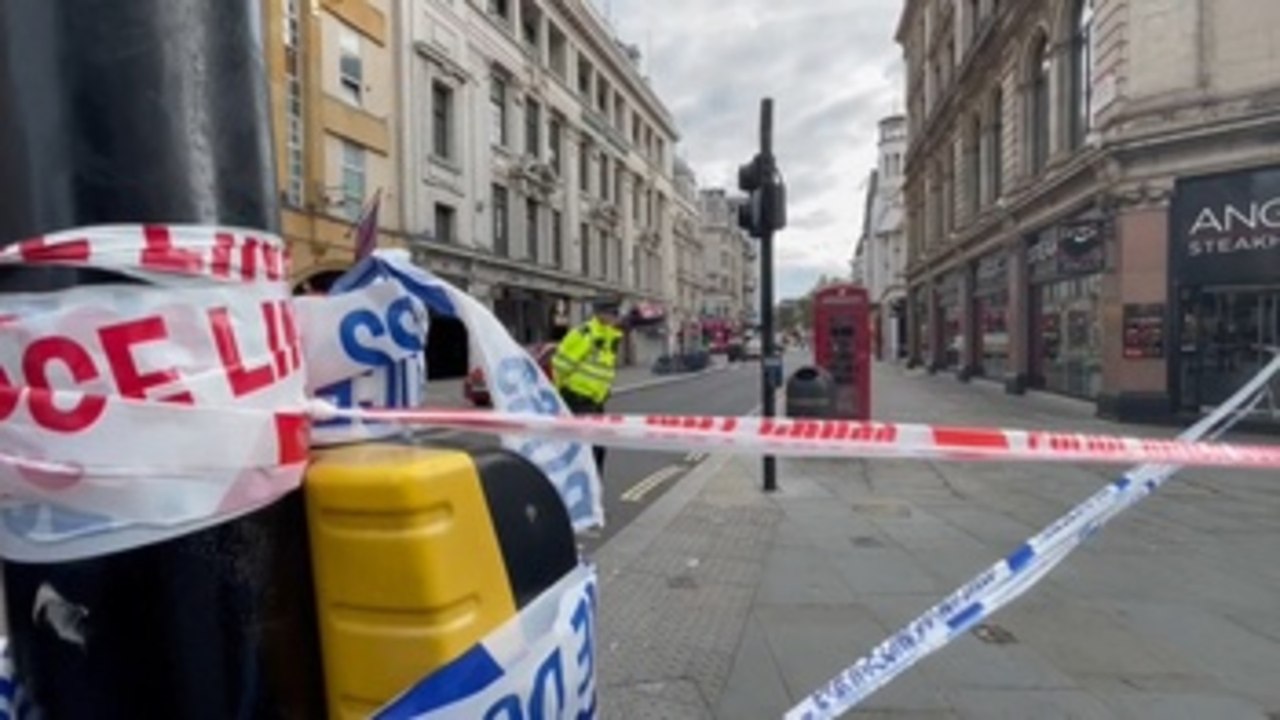 Apuñalados dos policías en el centro de Londres