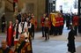 Les Britanniques subissent 11 heures de queue pour voir la Reine au repos
