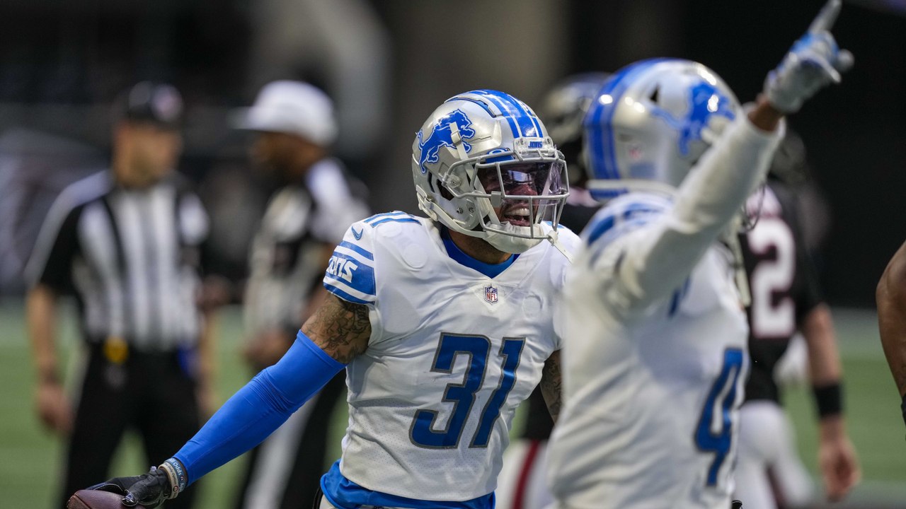 Lions Favored For 1st Time In 24 Games Vs. Comm...