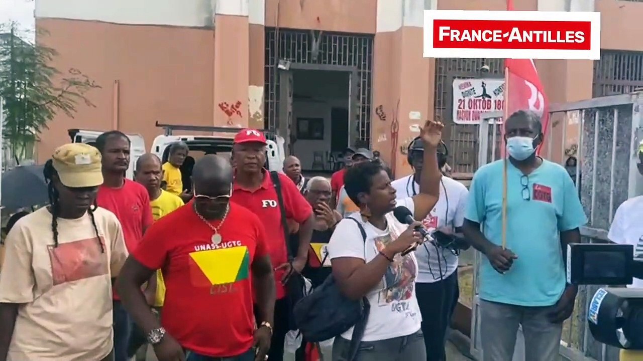 Rassemblement devant le Palais de la Mutualité