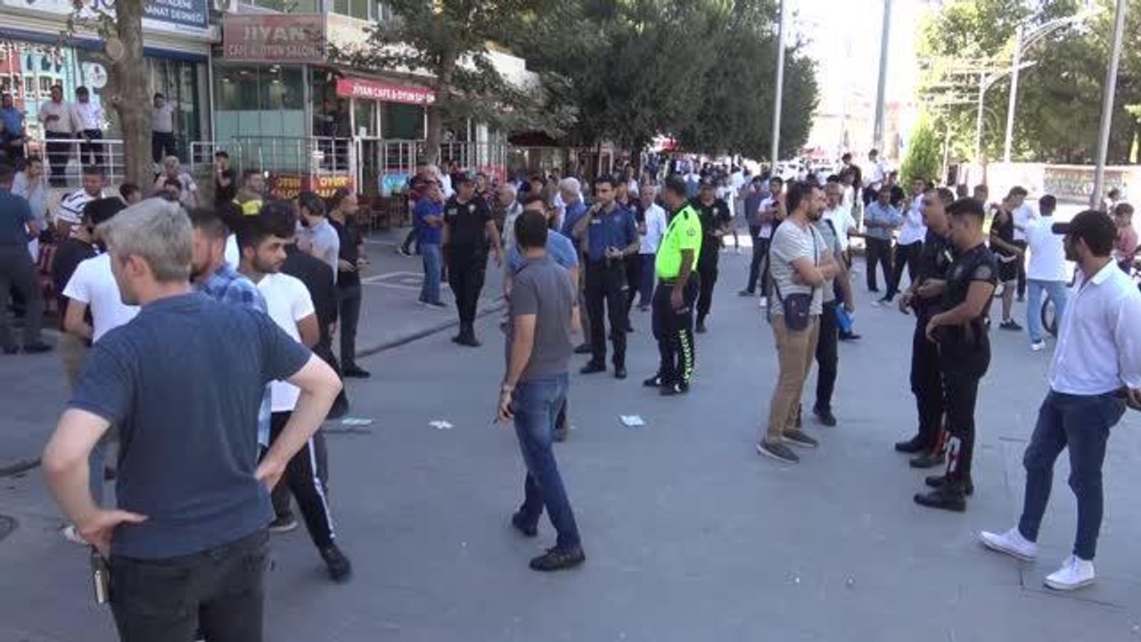 Polise bıçakla saldıran şüpheli etkisiz hale getirildi