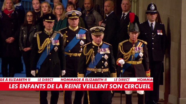 Les enfants de la reine veillent son cercueil