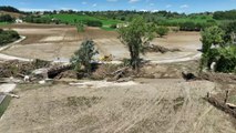 Marche, Castelleone di Suasa è isolata: il ponte blocca tronchi e detriti - le immagini dal drone