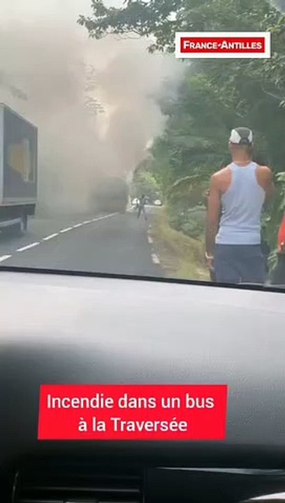 Incendie bus Route des Mamelles