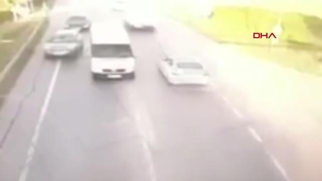 SERVİS MİNÜBÜSÜ İLE OTOMOBİL ÇARPIŞTI 3 YARALI