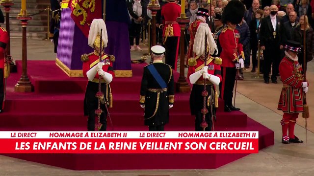Regardez l'image très émouvante du roi Charles III et les trois autres enfants d'Elizabeth II veillent vendredi soir auprès de son cercueil exposé à Londres, entourés de nombreux anonymes