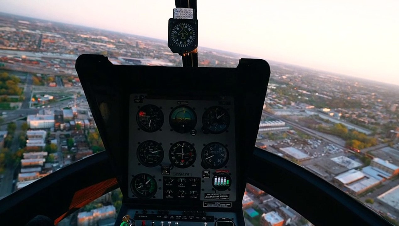 Helicóptero volando