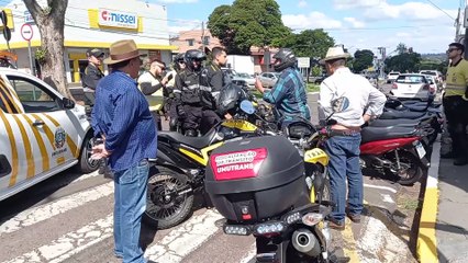 Abordagem a condutor no centro de Umuarama gera polêmica e resulta em apreensão de moto irregular