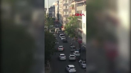 KÜÇÜKÇEKMECE'DE ARACIYLA ÇARPTIĞI YAYAYI DARBETTİ, SİLAHLA ATEŞ AÇTI