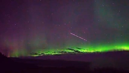 Trilha de satélites da Starlink e aurora boreal são flagradas juntas no céu