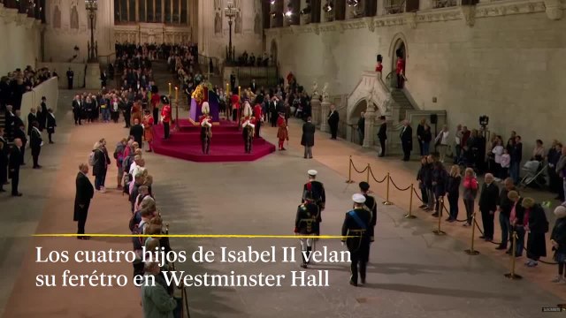 Carlos III y sus hermanos velan a Isabel II