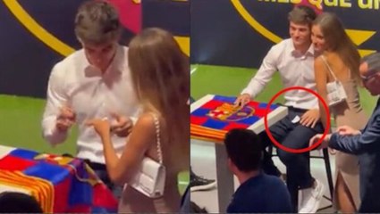 هل أعطته رقم هاتفها؟.. شاهد مشجعة تثير الجدل بورقة لنجم برشلونة