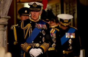 Los hijos de la reina Isabel comienzan la vigilia en Westminster Hall