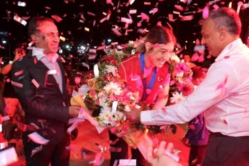 Dünya Şampiyonu güreşçi, memleketinde coşkuyla karşılandı