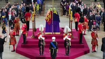 Charles III e irmãos velam corpo de Elizabeth II em Londres