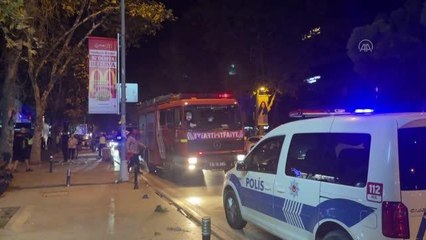 Kadıköy'de duvara çarpan otomobildeki üç kişi yaralandı