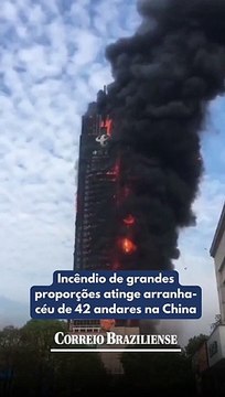 Incêndio de grandes proporções atinge arranha-céu de 42 andares na China