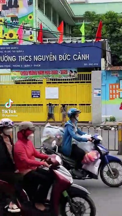 Clip: Xót xa 2 em bé đứng ngoài cổng trường học nhìn các bạn